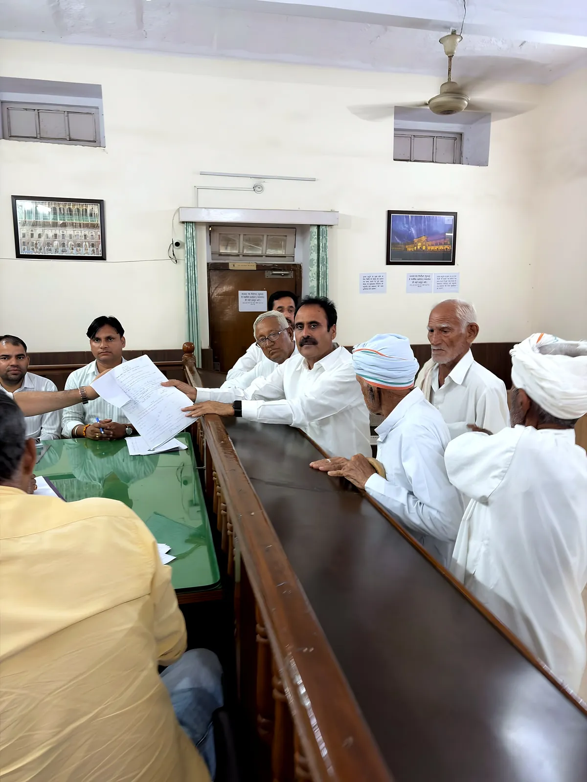 नामांकन पत्र दाखिल करते हुए